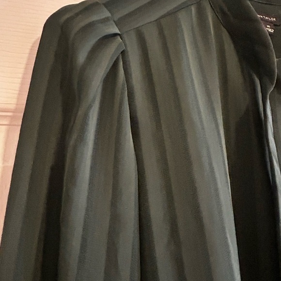 Ann Taylor Women’s Forest Green Button-down Collared Blouse w/ Neck Belt Sz. XS - Picture 2 of 10